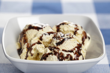 Vanilleeis mit Schokosauce