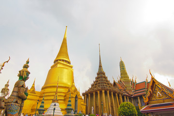 Naklejka premium Bangkok August 2013. Visitors admiring the compounds and grand a