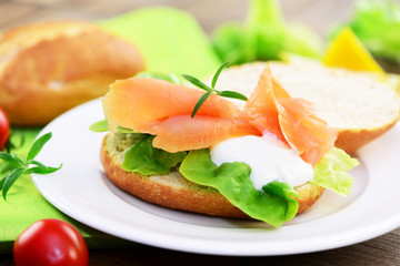 Belegtes Brötchen mit Lachs