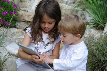 enfants se servant d'une tablette tactile