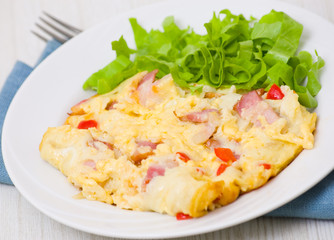 scrambled eggs with bacon, vegetables and cheese