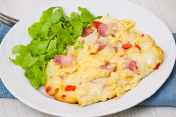scrambled eggs with bacon, vegetables and cheese