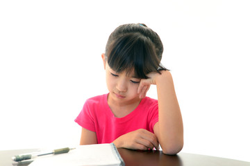 勉強に嫌気を感じる女の子
