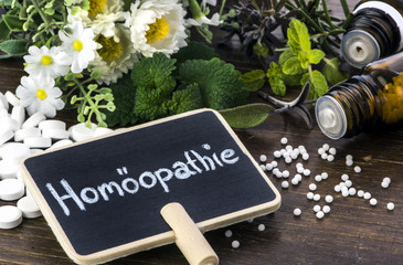 Homöopathie Schild mit Globuli, Schüsslersalzen und Kräutern