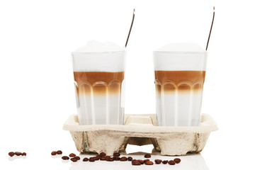 latte macchiato to go mit kaffee bohnen auf weissem hintergrund
