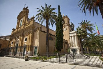 Fototapeta na wymiar La Basilica Santa Maria Assunta i Great War Memorial