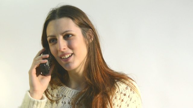 mujer joven hablando por telefono