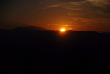 Obraz premium sonnenuntergang mit schwarzen bergen