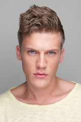 Obraz premium Handsome Young Man Looking at Camera