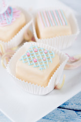 Petits Fours mit weisser Schokolade und Gitterdekor