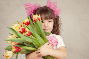 Obraz na płótnie Canvas Portrait of girl with tulips