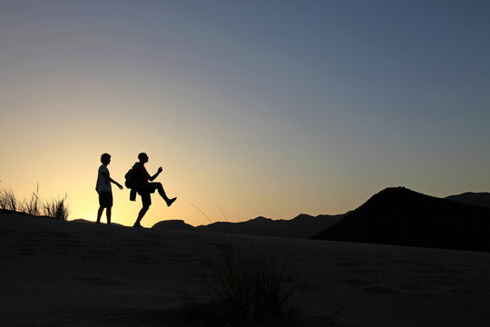 pareja jugando puesta de sol desierto almer&iacute;a 8958f