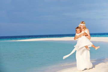 Fototapeta na wymiar Narzeczona Z Bridesmaid Na Pięknej Plaży Wedding