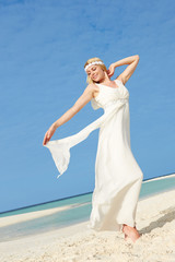 Fototapeta na wymiar Bride Na Pięknej Plaży Wedding