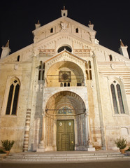 Fototapeta na wymiar Werona - fasada katedry Duomo lub w nocy