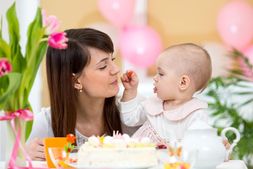 Obraz na płótnie Canvas Baby and mother celebrate first birthday holiday