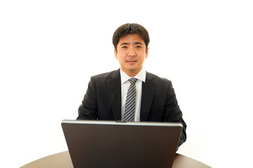 パソコンで仕事中のビジネスマン