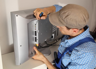 Elektriker repariert TV