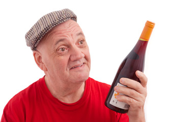 homme regarde une bouteille de beaujolais sur fond blanc