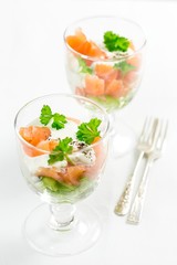 Salat mit Lachs und Gurken