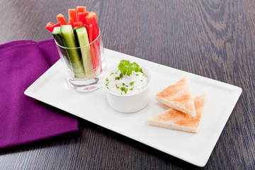 Frisches Gemüse im Glas mit Dipp aus frischkäse und toastbrot