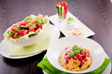 Verschiedene angerichtete Teller mit Pata nudeln salat und gemü