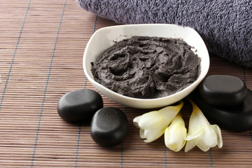 Composition with cosmetic clay for spa treatments,