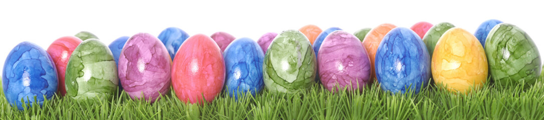 Ostereier lang auf Wiese