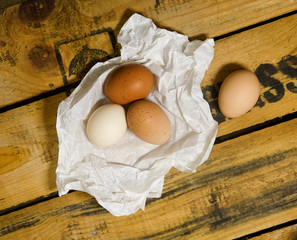 Jaja w papierze na drewnianym stole © magik555