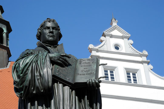 Lutherdenkmal vor dem Rathaus Wittenberg Detail