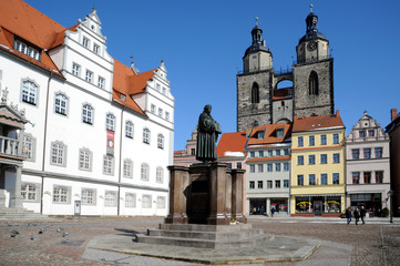 Luther Denkmal Wittenberg und Stadtkirche