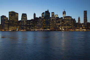 Fototapeta na wymiar Dolny Manhattan po zachodzie słońca.