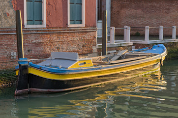 Fototapeta na wymiar barca canale a venezia 2749