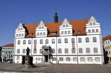 Rathaus Wittenberg mit Luther Denkmal