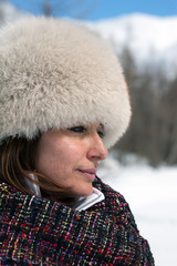 Donna di profilo con cappello