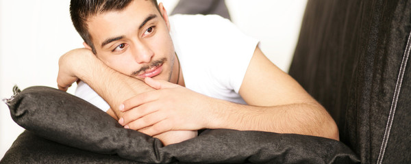 Obraz premium junger Mann auf dem Sofa