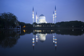 Fototapeta na wymiar Masjid Sultan Abdul Aziz Shah Salahuddin