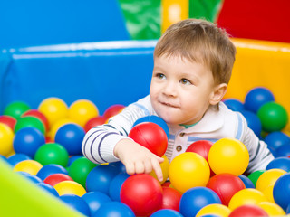 Fototapeta na wymiar Mały chłopiec na placu zabaw