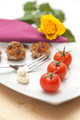 Snack aus Tomaten und Buletten mit Rose dekoriert - verliebt