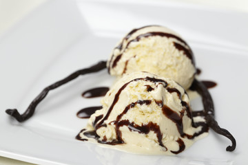 Vanilleeis mit Vanilleschoten und Schokosauce