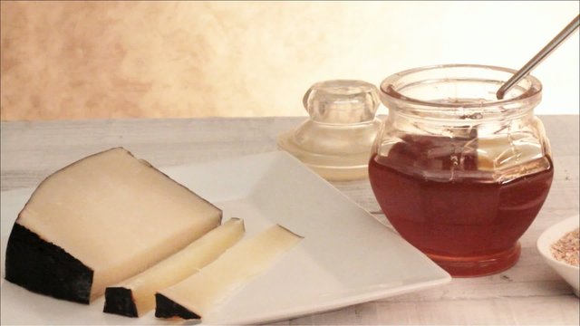 honey with pecorino cheese