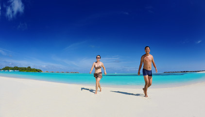 Obraz premium happy young couple enjoying summer on beach