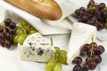 Käseplatte mit Baguette