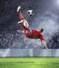 Tableaux ronds sur aluminium Foot joueur de football frappant le ballon