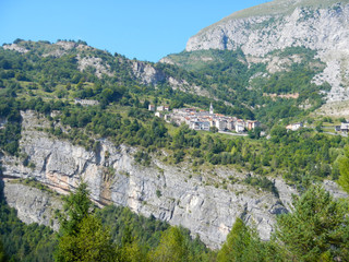 Fototapeta na wymiar Mała wioska na skałach