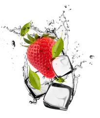 Foto op Plexiglas Fruit in ijs Aardbeien met ijsblokjes, geïsoleerd op witte achtergrond