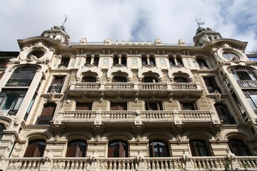 Fototapeta na wymiar Hiszpania - Madryt - stary budynek przy Calle Mayor