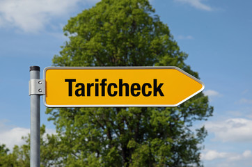 Fototapeta premium Gelber Pfeil mit Baum TARIFCHECK