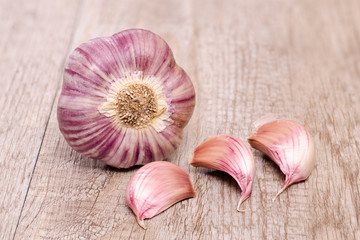 Knoblauch mit drei Knoblauchzehen © Bernd Schmidt