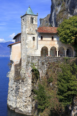 Fototapeta na wymiar Santa Caterina del Sasso Hermitage nad jeziorem Maggiore
